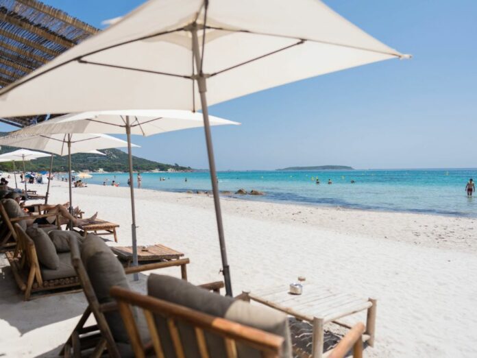 Strandbars, Liegen mit Sonnenschirmen am Strand von Palombaggia